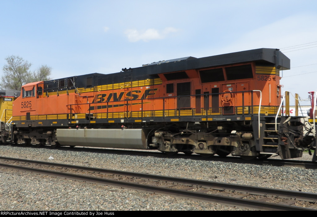 BNSF 5825